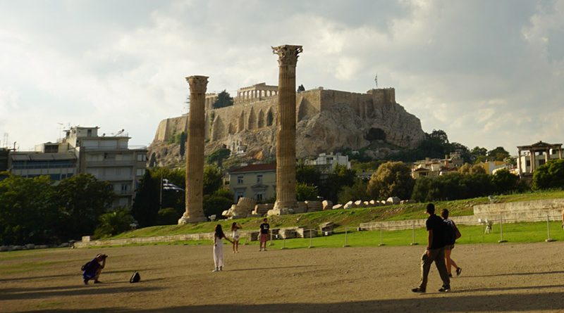 Die Säulen des Olympieion mit der Akropolis im Hintergrund (2015)