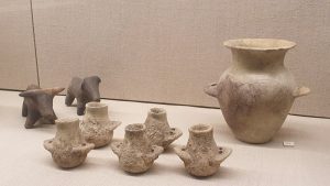 Gefäße aus der Bronzezeit im Museum des Prähistorischen Thera (Fira, Santorin)