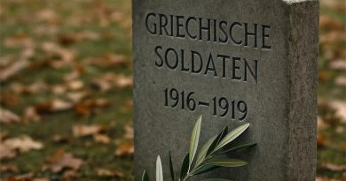 Grabstein für verstorbene griechische Soldaten