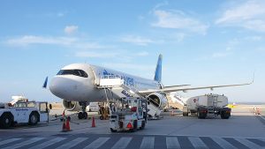 Flugzeug auf dem Flughafen Santorin (2024)
