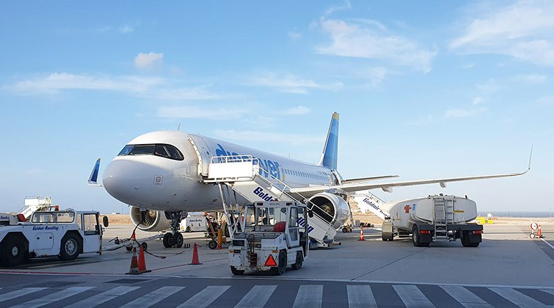 Flugzeug auf dem Flughafen Santorin (2024)