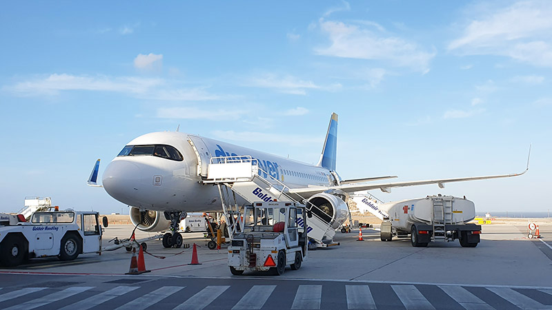 Flugzeug auf dem Flughafen Santorin (2024)