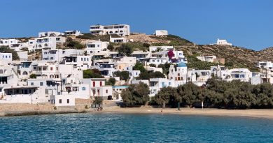 Donousa vom Meer aus gesehen