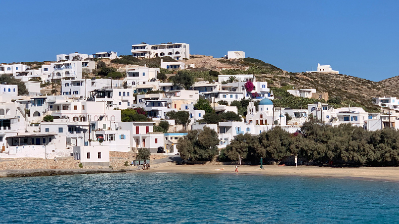 Donousa vom Meer aus gesehen