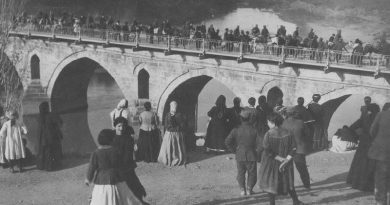 griechische Soldaten ziehen über die Brücke bei Larisa nach Makedonien
