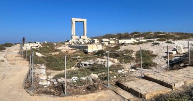 Das Gelände um die Portara im Oktober 2025