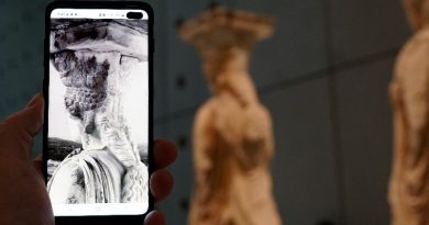 Karyatide vorne rechts (1929 und 2025)