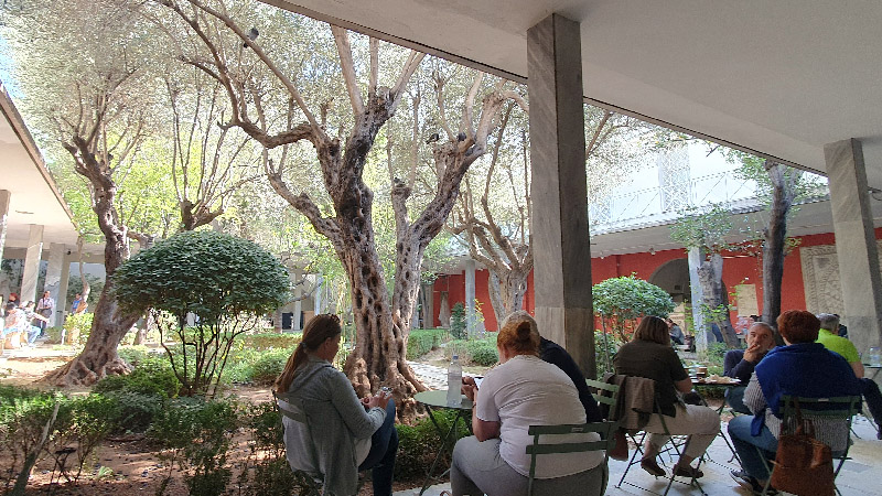 Außenbereich des Cafes im Museum Außenbereich des Cafes im Museum