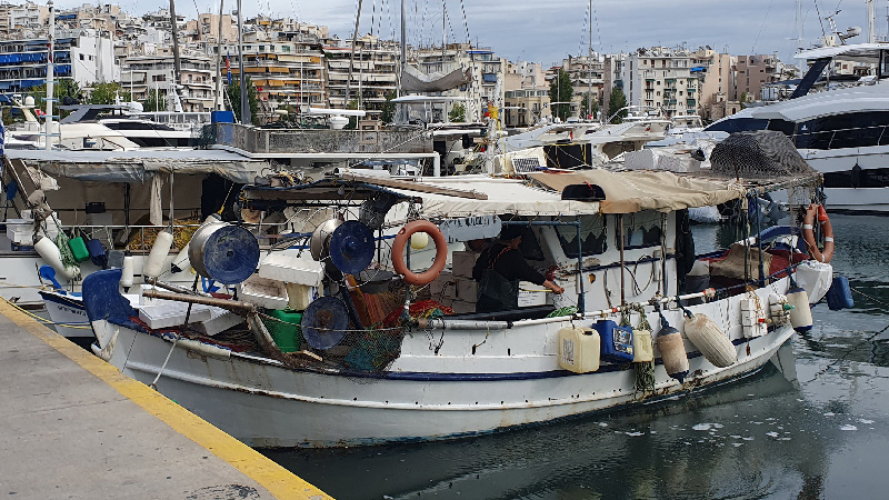 Boot eines kleinen, ehrlichen Fischers im Hafen