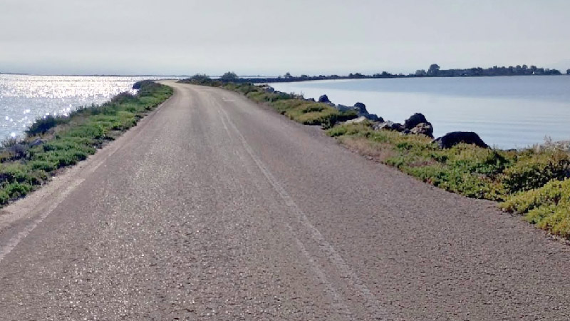 Damm mit der Straße nach Koronisia