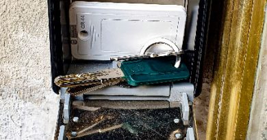 Schlüsselbox an der Haustür eines Gebäudes mit Ferienwohnung