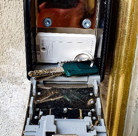Schlüsselbox an der Haustür eines Gebäudes mit Ferienwohnung