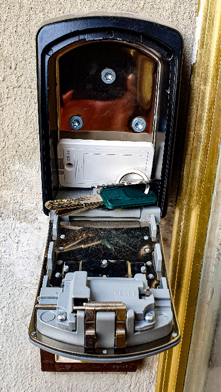 Schlüsselbox an der Haustür eines Gebäudes mit Ferienwohnung