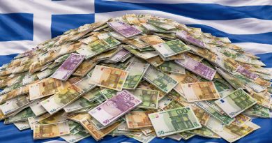 Geld auf griechischer Fahne (2025)