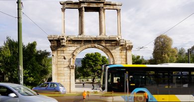 Bus vor dem Hadrianstor in Athen