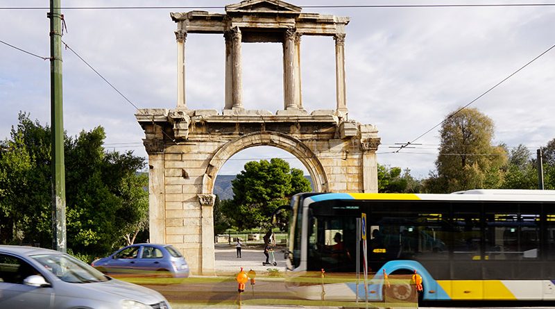 Bus vor dem Hadrianstor in Athen