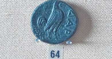 Münze aus Dardanos mit Hahn und der Inschrift ΔΑΡ