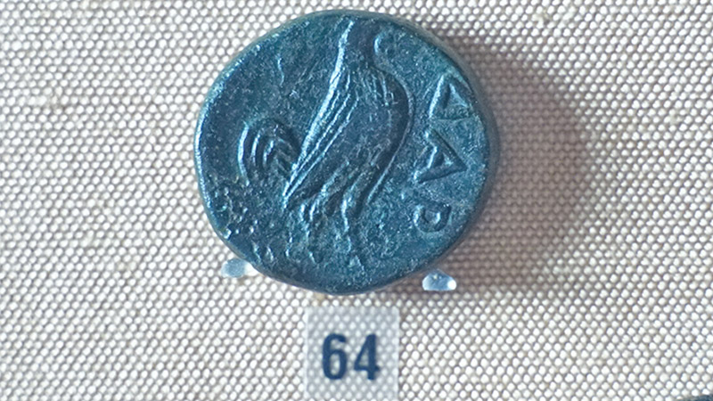 Münze aus Dardanos mit Hahn und der Inschrift ΔΑΡ Münze aus Dardanos mit Hahn und der Inschrift ΔΑΡ