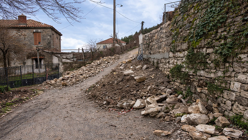 Dodoni: Baumaterial und Schutt auf Straße