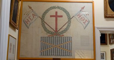 Fahne aus dem Unabhängigkeitskrieg mit Wappen der Philiki Etaireia