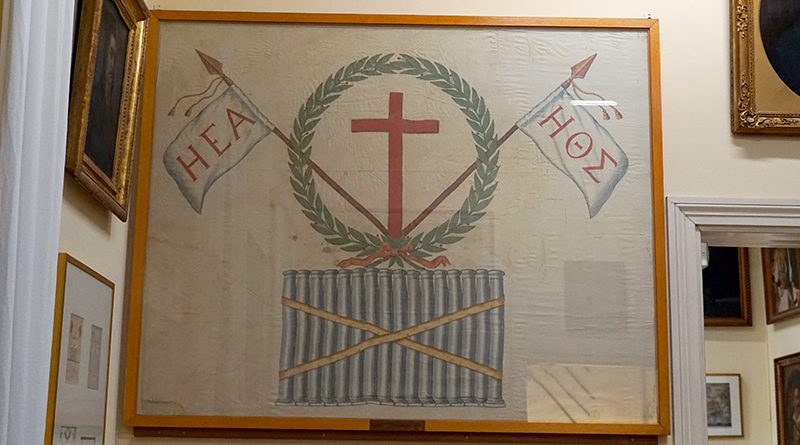 Fahne aus dem Unabhängigkeitskrieg mit Wappen der Philiki Etaireia