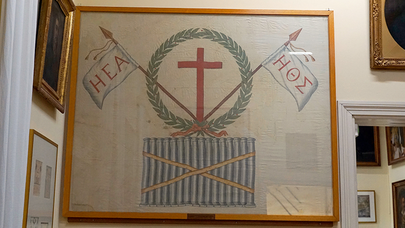 Fahne aus dem Unabhängigkeitskrieg mit Wappen der Philiki Etaireia