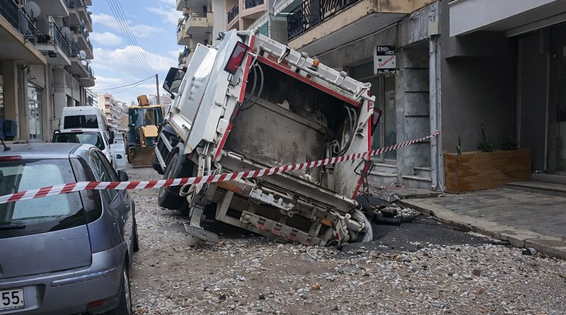 Müllwagen versinkt im Asphalt