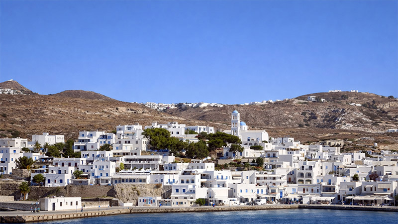 Blick vom Meer her auf Adamantos