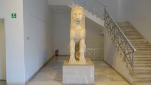 Der Löwe von Moschato im Foyer des Museums