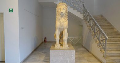 Der Löwe von Moschato im Foyer des Museums