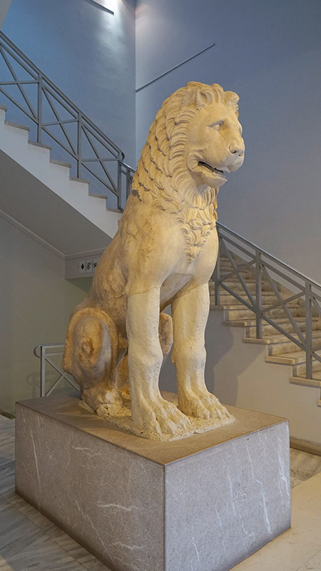 Im Foyer des Archäologischen Museums Piräus: Der Löwe von Moschato Im Foyer des Archäologischen Museums Piräus: Der Löwe von Moschato