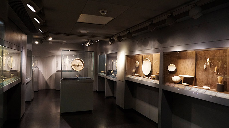 Sammlung von Artefakten der Kykladenkultur