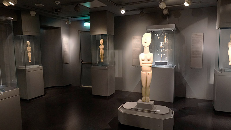 Ein fast lebensgroßes Kykladenidol