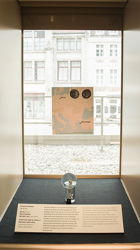 Vitrine der „Aktuellen Funde“ im PETRI Berlin mit der Präsentation der griechischen Münze.
