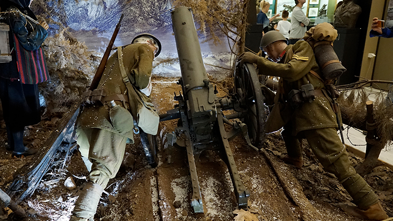 Soldaten bedienen ein Geschütz