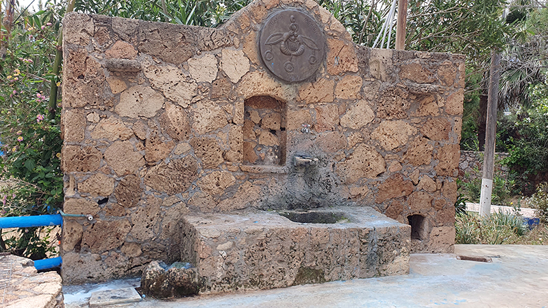 Brunnen auf dem Gelände von Agios Pnevmatos