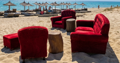 Rote Möbel am Plaka Strand auf Naxos