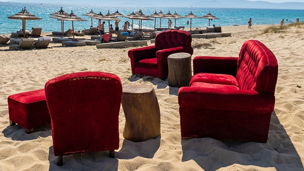 Rote Möbel am Plaka Strand auf Naxos Rote Möbel am Plaka Strand auf Naxos
