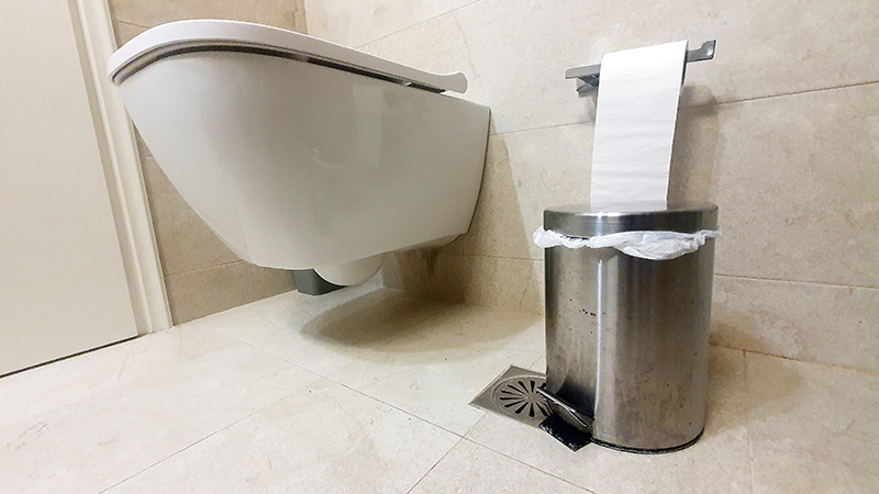 Mülleimer neben Toilette in Griechenland Mülleimer neben Toilette in Griechenland