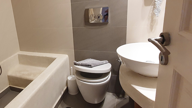 Bad mit Toilette auf Santorin (2022) Bad mit Toilette auf Santorin (2022)