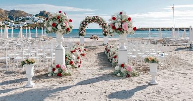 Hochzeitsmobiliar am Strand auf Skyros