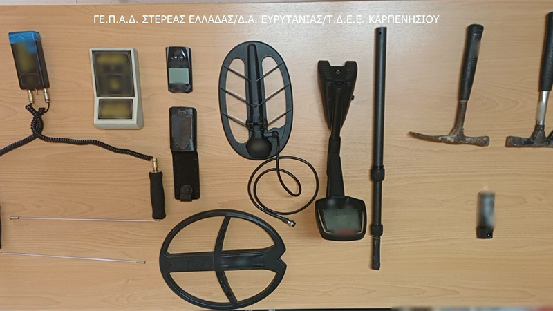 Beschlagnahmte Werkzeuge für die Suche nach Artefakten Beschlagnahmte Werkzeuge für die Suche nach Artefakten