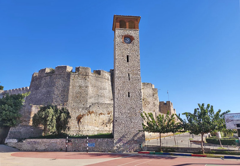 Arta: antike Stadtmauer und Uhrturm Arta: antike Stadtmauer und Uhrturm