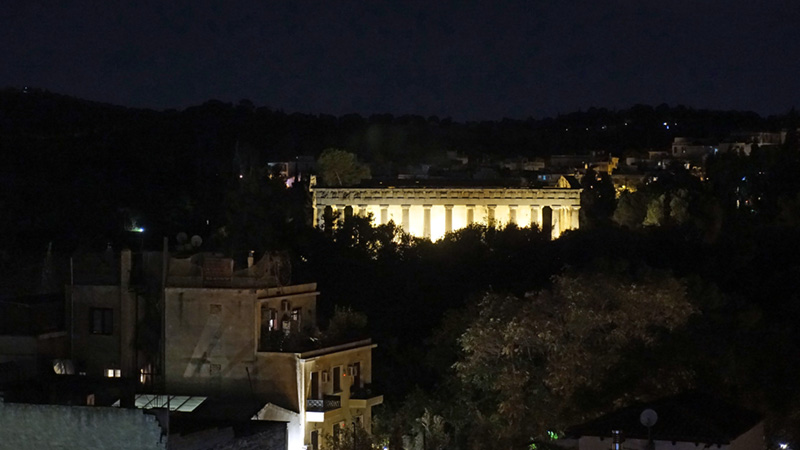 Das Thesion bei Nacht