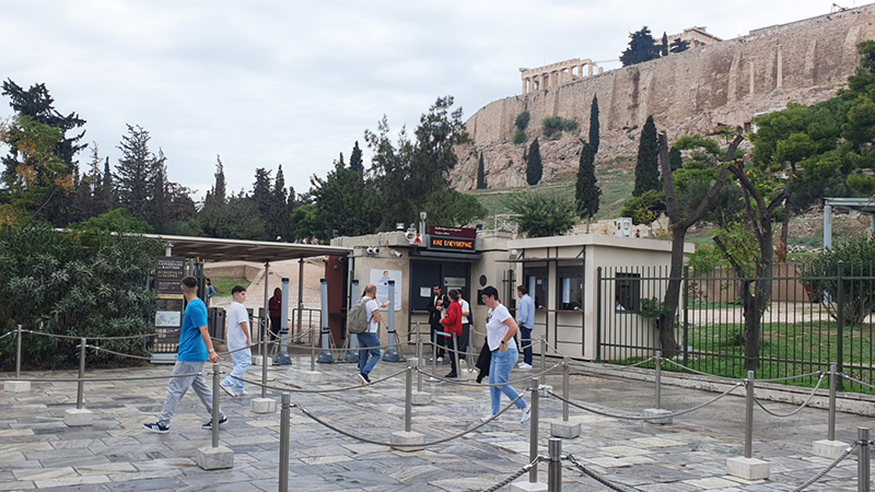 Der Eingangsbereich zum Gelände der Akropolis Der Eingangsbereich zum Gelände der Akropolis