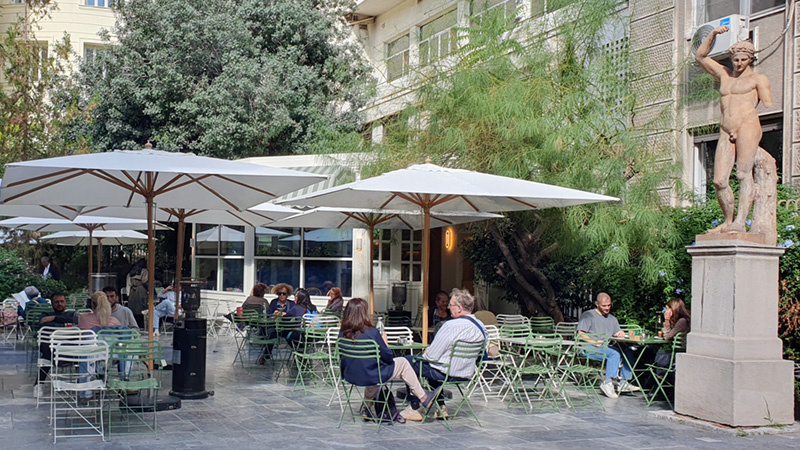öffentliches Café im Garten des Numismatischen Museums öffentliches Café im Garten des Numismatischen Museums