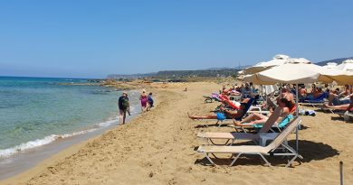 Liegen am Potamos Beach bei Malia