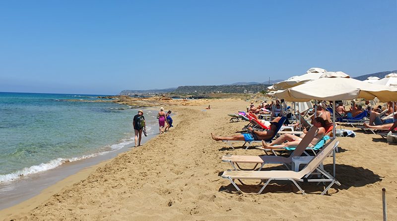 Liegen am Potamos Beach bei Malia