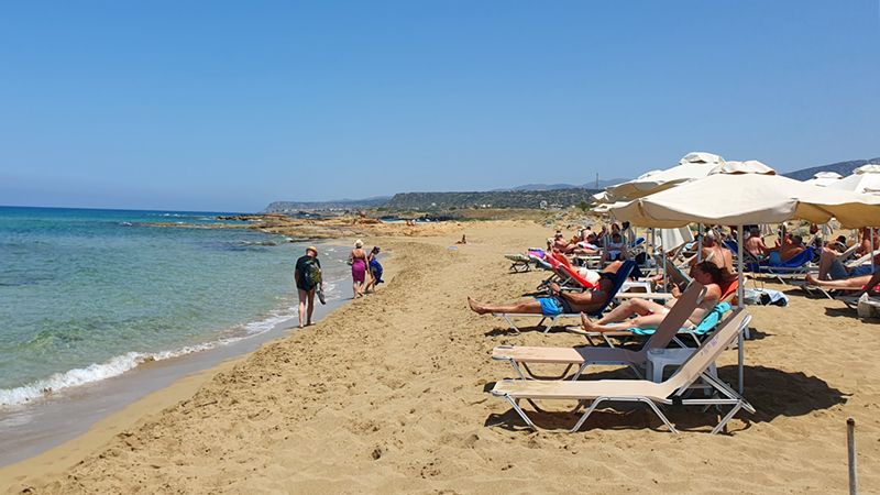 Liegen am Potamos Beach bei Malia