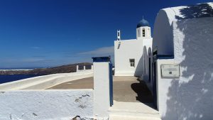 Zugang zur Panagia Theoskepasti vom Wanderpfad um den Skaros Rock
